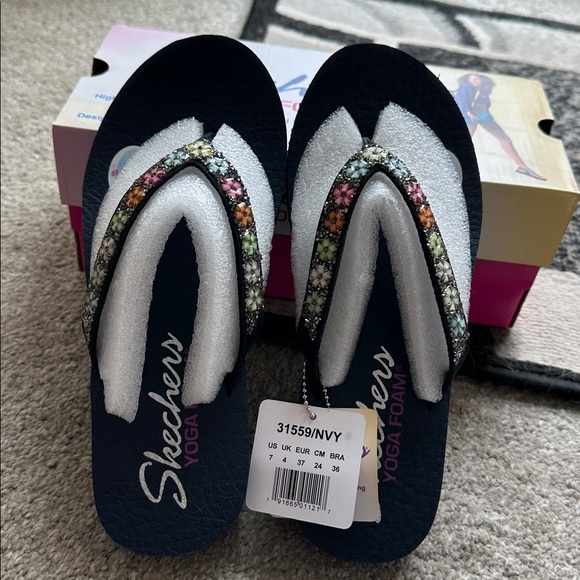 Skechers yoga foam embellished sandals. Navy. Size 7. New in box - Picture 2 of 5